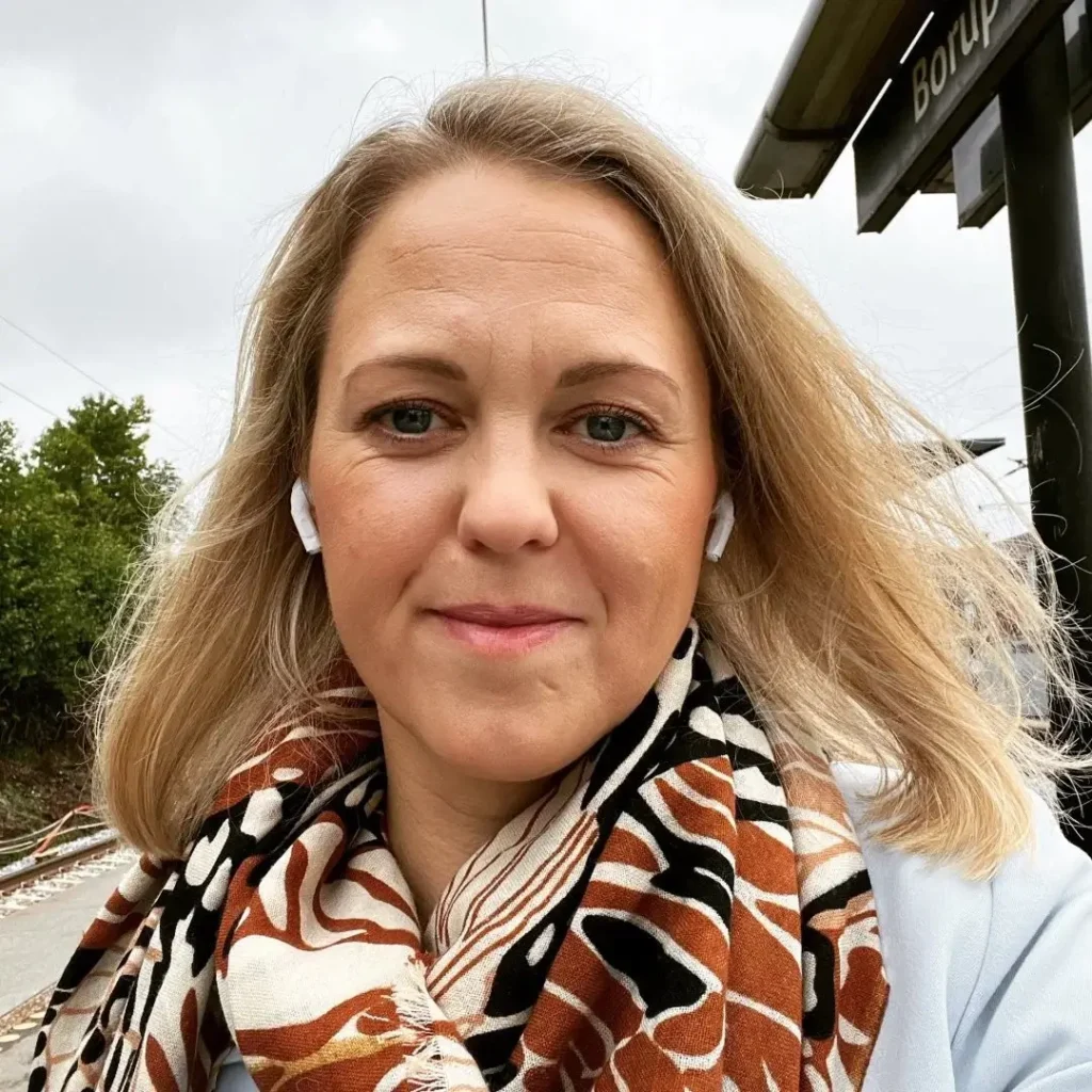 Marina Kronborg Christiansen, som håndfarver garnet hos Imelda Muse